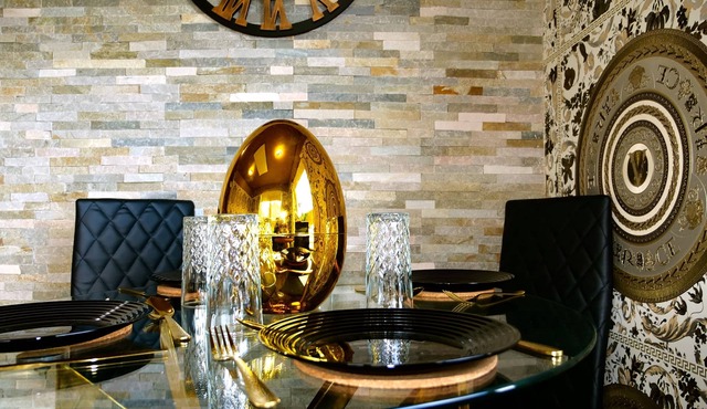 Ultra Deluxe Versace Apartment Near Sheffield