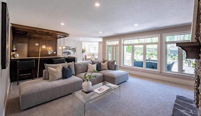 Ultra Elite Grand Bend cottage, pool and 5 min walk to private beach.