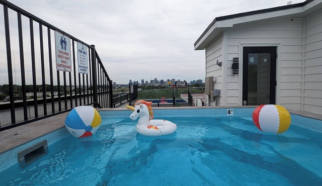 Ultra Heated Rooftop Pool! Arcade, Elevator, EV Charger, Sleeps 11, Full Home
