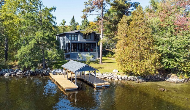 Ultra Lux Cottage, Sleeps 16, Golf Sim + More!