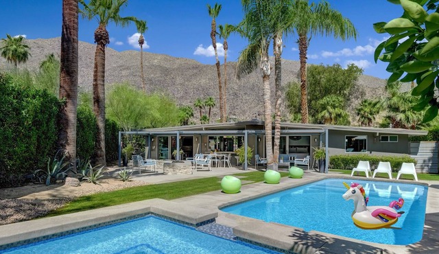 Ultra-LUX- Mesa Mid-Century- Resort Style Pool, Spa, Fire Pit- Close to Everything- 2BD/2BA