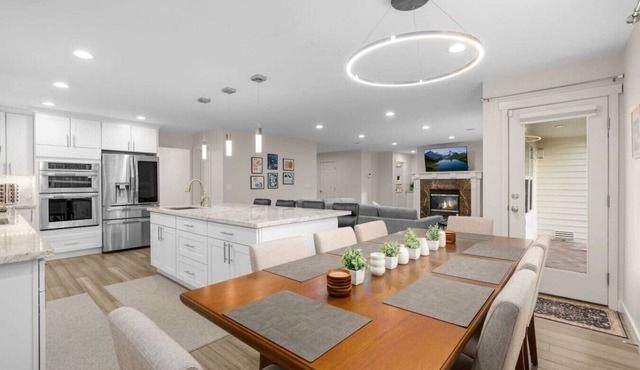 Ultra Lux Redmond, 6 Bedrooms, Sleeps 16, EV Charger, Pet & Family Friendly