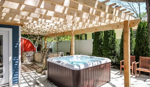 Ultra Lux Villa, Chic design, Hot Tub All Year Round, Minutes Walk From Downtown