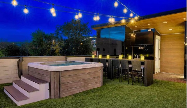 Ultra Luxe 16-Bed Mansion w/Game Room, Large Rooftop Hot Tub, 10 mins from DT