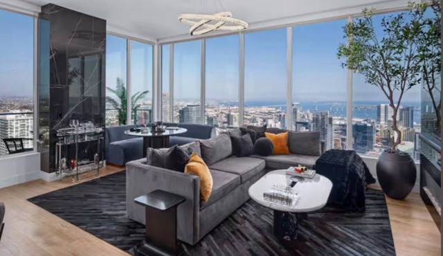 Ultra-Luxe 41st-Floor Penthouse Ocean & Skyline Views 2 Kings + Queen Sleeper