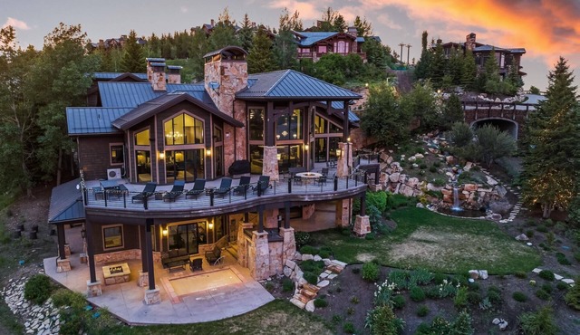Ultra-Luxe Chalet in Deer Crest! Ski Run! Sauna! Hot Tub!