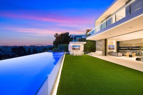 Ultra-Luxurious BH Estate with Pool, Theatre, Views