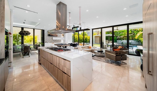 Ultra Luxury 5BR Villa in Design District w/Pool, HOT TUB, Billiards & Cinema!