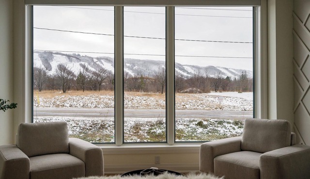 ULTRA LUXURY BLUE ROSE CHALET BUILT IN 2023 HOSTS 12 GUESTS GYM/HOTTUB/GAMES