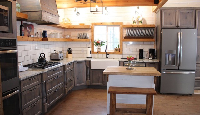 Ultra Luxury Mountain Retreat w/hot tub and huge game room with a bar & smart tv