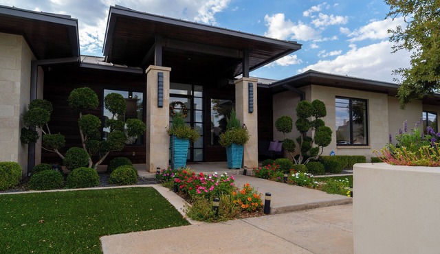 Ultra Luxury, Pool, Basement, Garage, Hot Tub, in Luxurious Lubbock Neighborhood