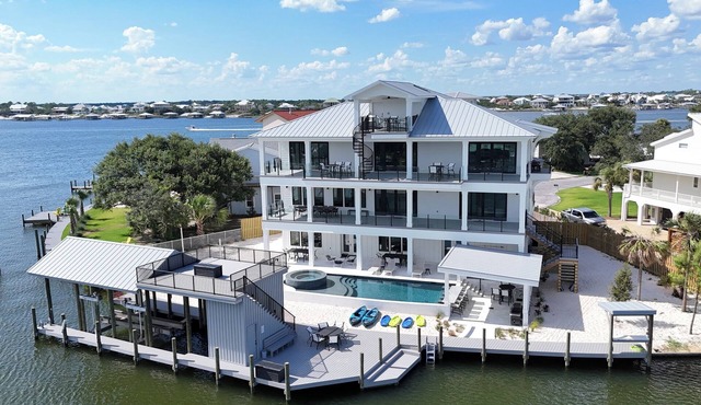 Ultra-Luxury Waterfront Estate, Private Beach & Large Dock, Sleeps 26