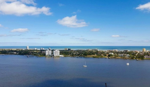 Ultra-Luxury Waterside 3-B-3-B Apartment for Art-Lovers with Fantastic Views!