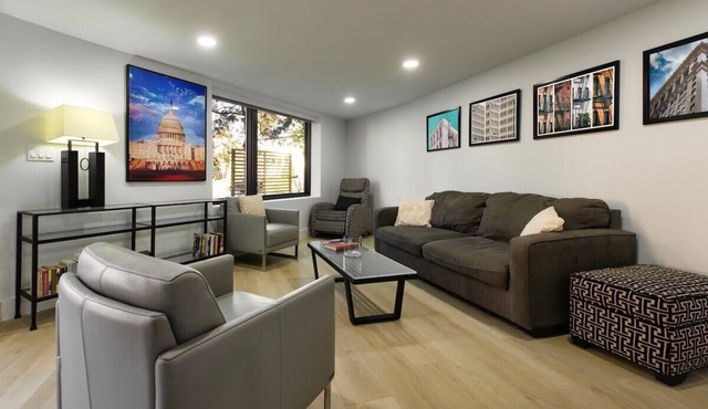 Ultra-Modern Apartment, Pet-Friendly, Free Off-Street Parking, Steps to Metro!