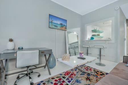 Ultra modern Palm Beach Island 1 bedroom 400 SF Pool view suite 2 blocks to beach with free parking!