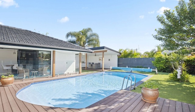 Ultra Modern & Relaxing Inner City - Private Pool and Yard - 10min walk to beach