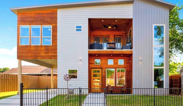 Ultra-modern two-story Dallas home with soaring ceilings, indoor/outdoor living, three bedrooms with walk-in closets, smart TVs, cooling memory foam mattresses, city skyline views, and a quiet, private setting near Trinity Groves.