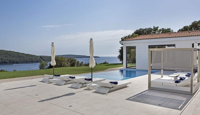 Ultra Modern Villa Sleek With 5 Bedrooms and Large Pool, Gym & Spa