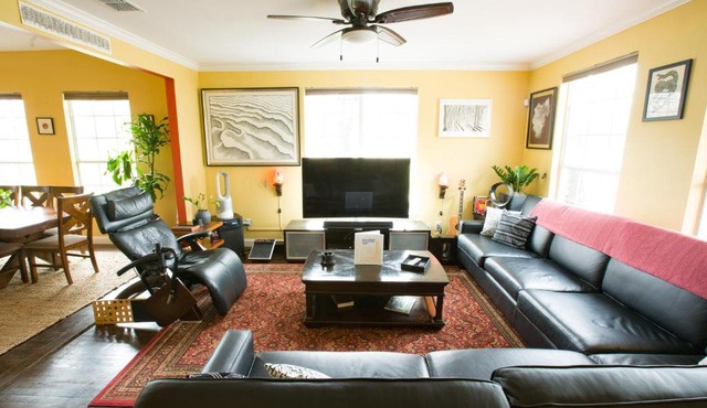 Ultramodern, High-tech House an Eight-Min Walk to Rainey St