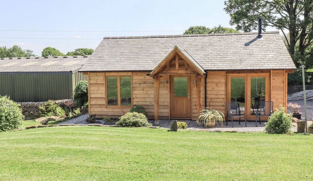 ULVERSTON HOUSE ANNEX, romantic, character holiday cottage in Darley