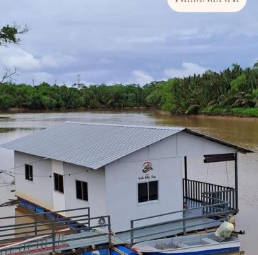 UmAb Rakit Stay Water Chalet