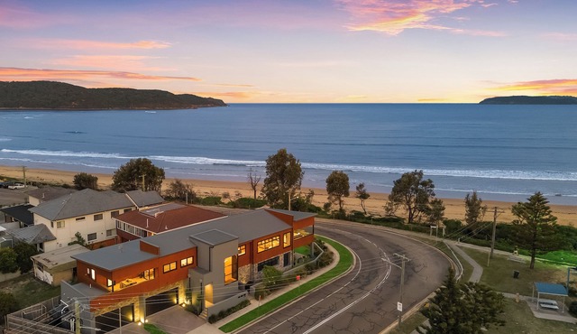 Umina BeachFront Luxury - Air-Con - Alfresco Dining + BBQ - Wi-Fi