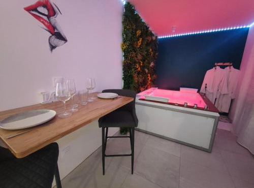 Un amour passionnel,love room,15 min du zoo,balnéo XL privatisée et disponible toute l'année ,piscine couverte et chauffée d'avril à fin septembre à partager avec d'autres logements et elle est privatisée de 20h à 22h