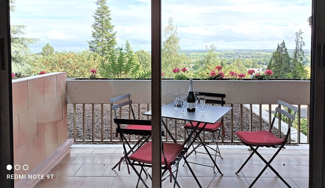 Un Appartement 2 Pièces au Calme Dans une Ville Animée