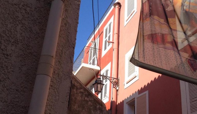 Un balcon dans les rues piétonnes