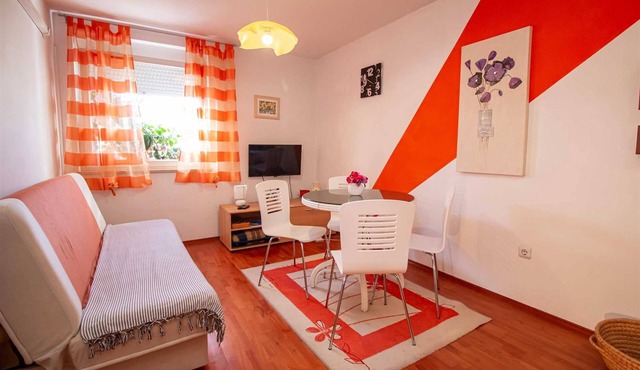 UN CHAT Two-Bedroom Apartment