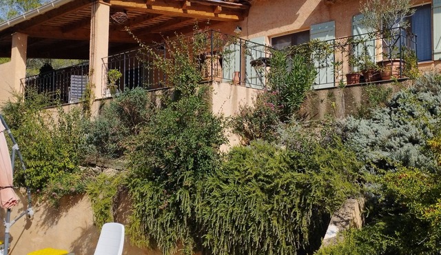 Un Endroit Calme, Reposant et Confortable, Grande Piscine Idéalement Exposée