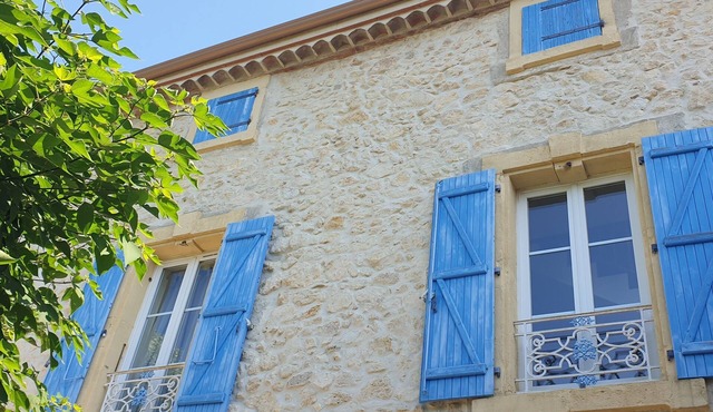 Un Immense Studio Atypique Entre la Vigne et la mer et son un Patio Intimiste