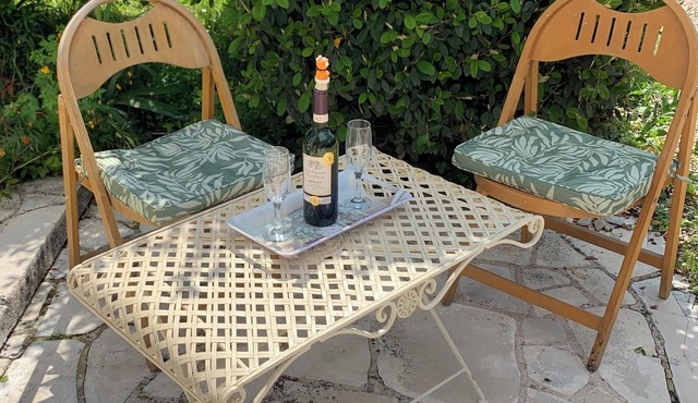 Un lit double équipé gite. Self contained gite for 2 people with 1 bed.