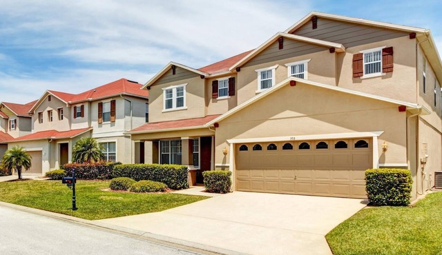 Un-over looked large pool, in ground hot tub with outlook to conservation area.