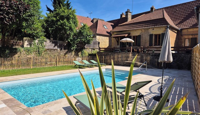 Un Presbytère Rénové au Coeur D'un Village du Périgord