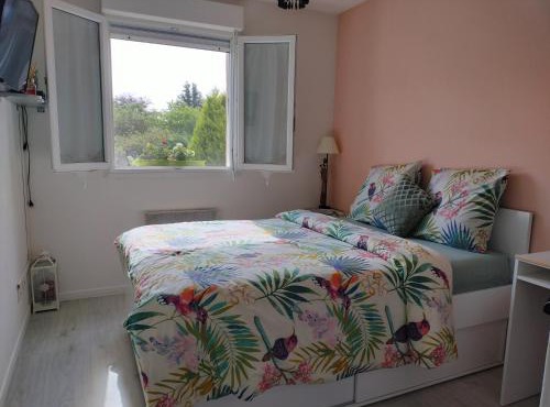 un studio avec une entrée indépendante