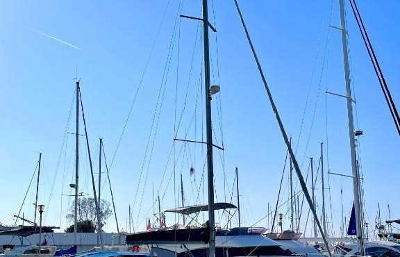 Un voilier de charme à la Marina Baie des Anges