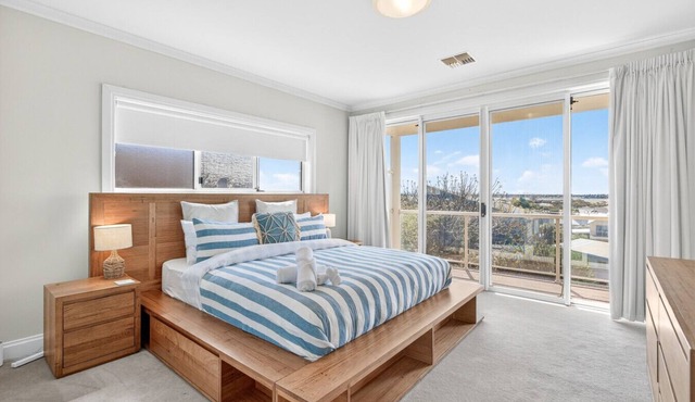 Unbeatable River & Beachfront Escape – Space and Views.