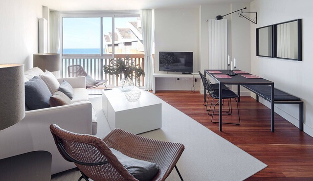 UNBEATABLE SEAFRONT BRAND NEW APARTMENT
