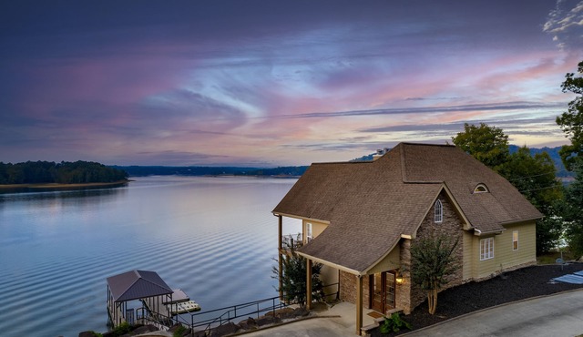UNBEATABLE Smith Lake View - Few steps to water - Sleeps 11 - Year round water