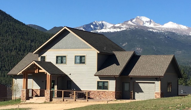 Unbeatable view of Longs Peak close to Rocky Mountain National Park