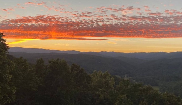 Unbeatable VIEWS! Hot tub & Fire Pit!