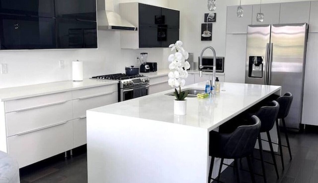 Unbeatable Views: Stylish Oasis