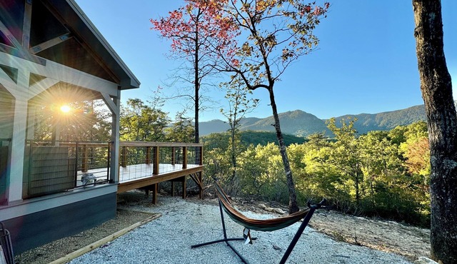 Unbelievable Mountainside Views, Charming Cabin WiFi, AC, Gas Fireplace, Loft.