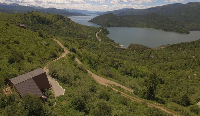 Unbelievably Scenic Mountainside Cabin