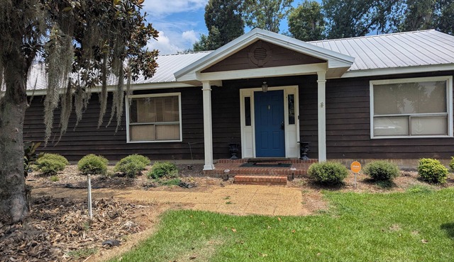 Uncle Boo's Spacious home with Awesome lake view and large yard.