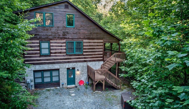 Uncle Johns Cabin in peaceful Valle Crucis - Hot Tub - Pool Table - Ping Pong