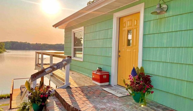 UncleLarry's LakePlace, Hot Tub