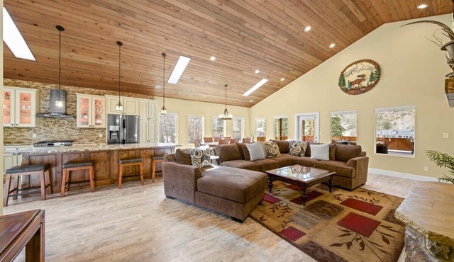 Uncompahgre Lodge 8BR/5BA - Smaller group ask us about our rates for fewer rooms