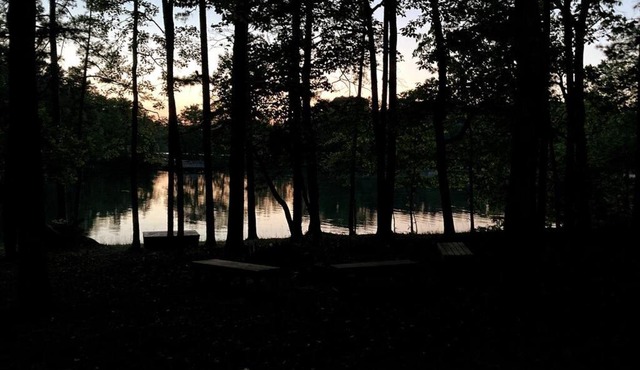 Uncork, Unwind & Relax @ our Lake Front Cottage